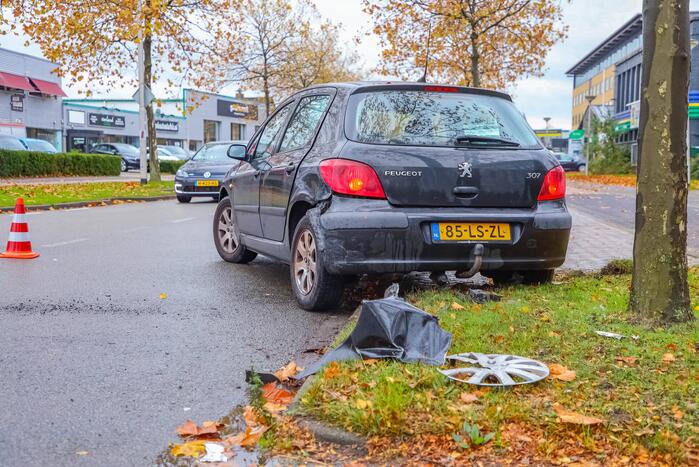 Twee auto's met elkaar in botsing op kruising