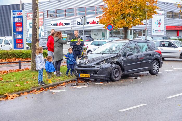 Twee auto's met elkaar in botsing op kruising