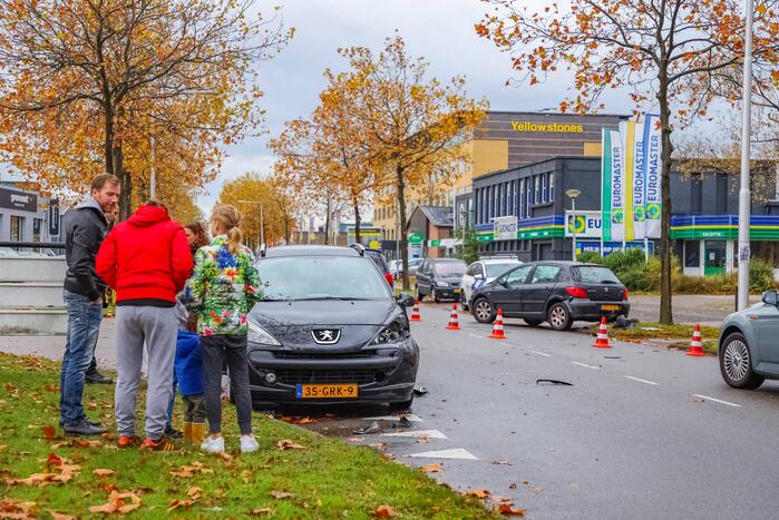 Twee auto's met elkaar in botsing op kruising