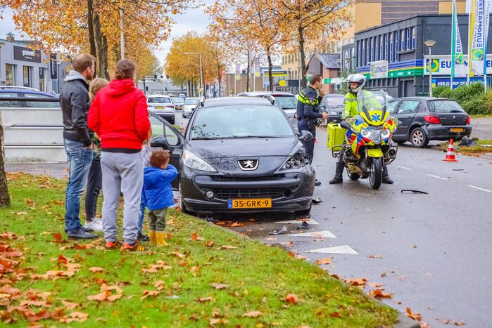 Twee auto's met elkaar in botsing op kruising
