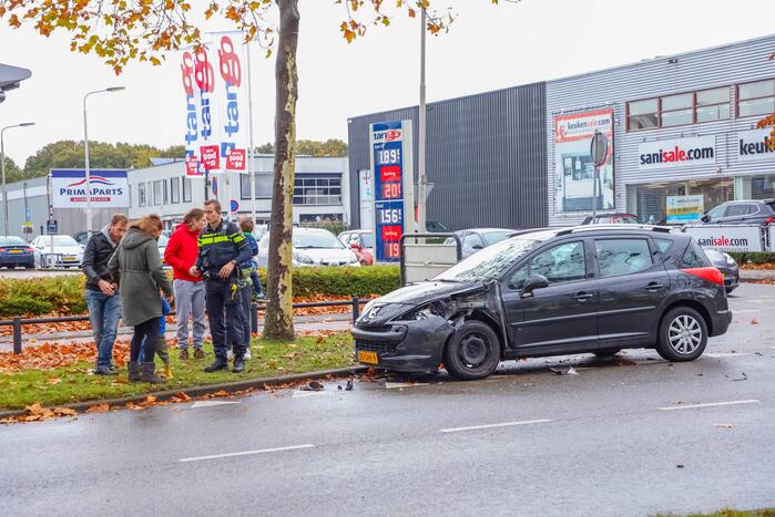 Twee auto's met elkaar in botsing op kruising