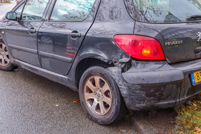 Twee auto's met elkaar in botsing op kruising