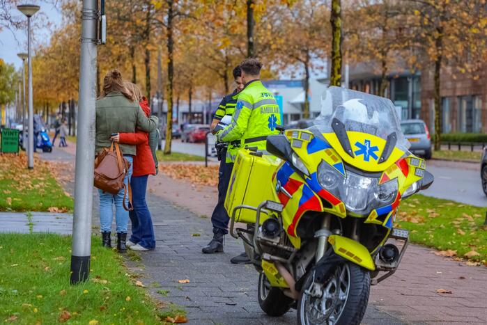 Twee auto's met elkaar in botsing op kruising
