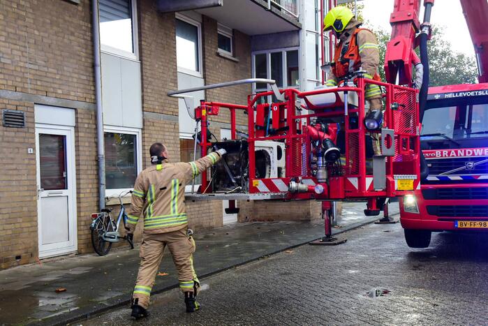 Brandweer blust brand in wasdroger