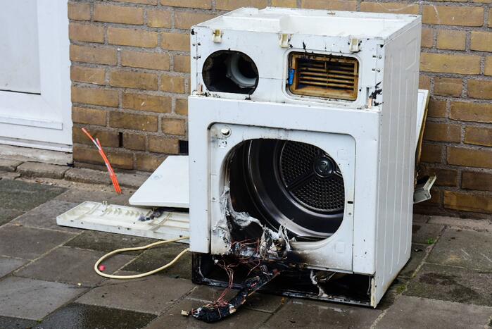 Brandweer blust brand in wasdroger