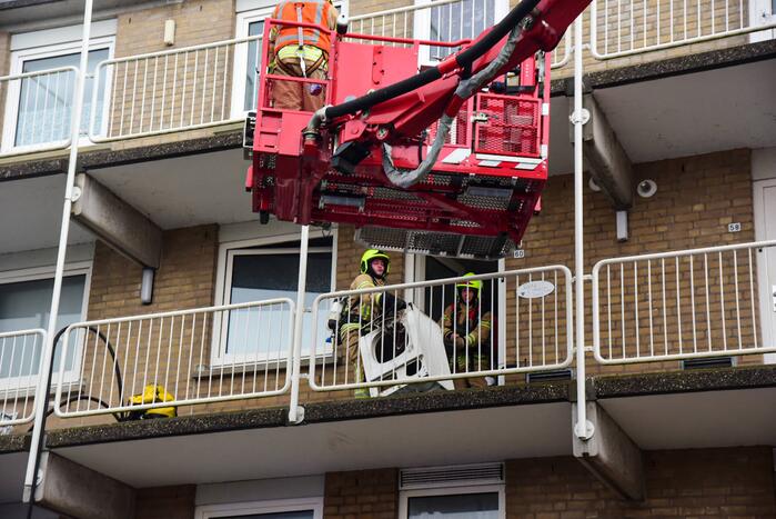 Brandweer blust brand in wasdroger