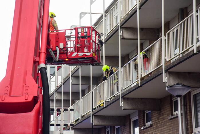 Brandweer blust brand in wasdroger