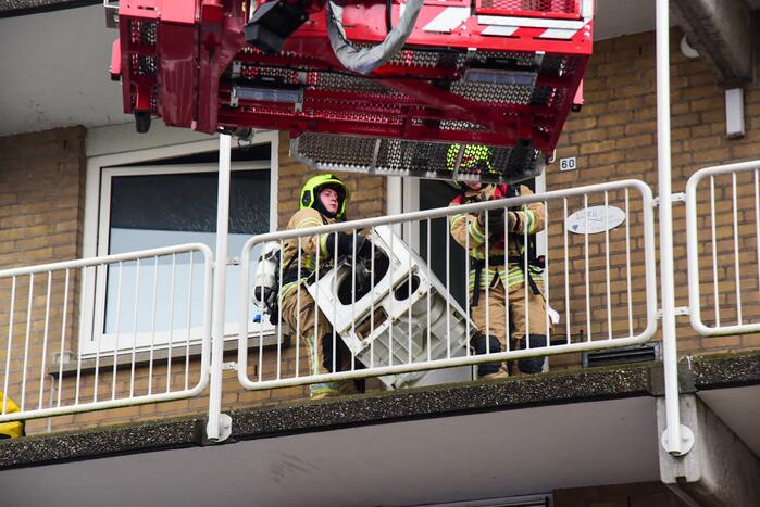 Brandweer blust brand in wasdroger
