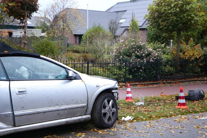 Twee gewonden nadat auto tegen boom belandt