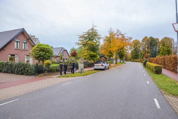 Twee gewonden nadat auto tegen boom belandt