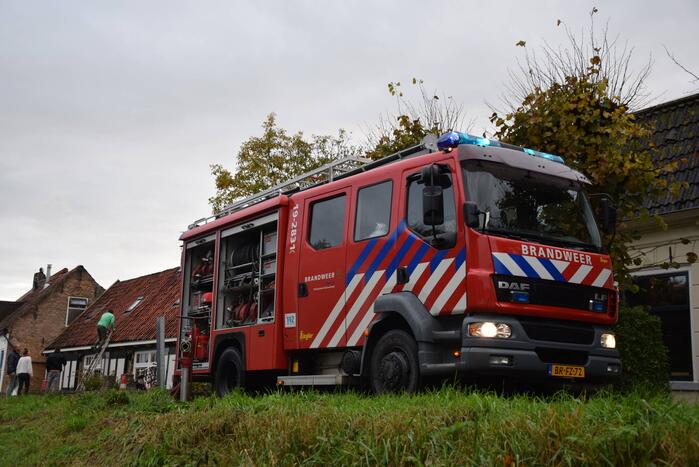 Brandweer blust schoorsteenbrand