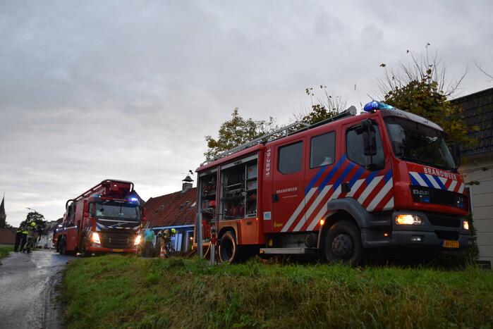 Brandweer blust schoorsteenbrand
