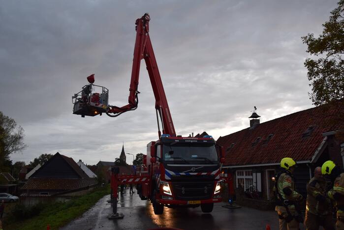 Brandweer blust schoorsteenbrand