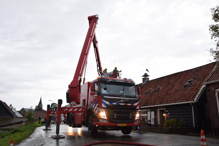 Brandweer blust schoorsteenbrand