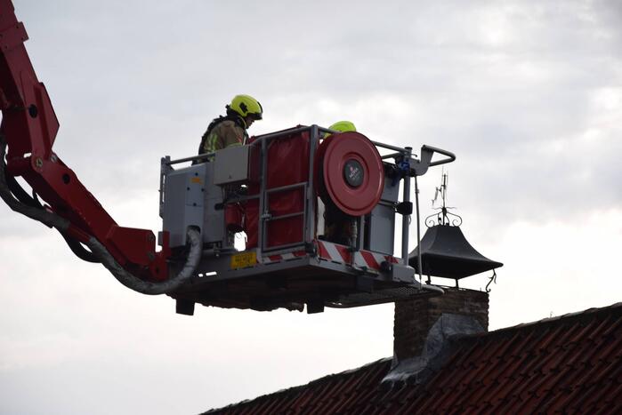 Brandweer blust schoorsteenbrand
