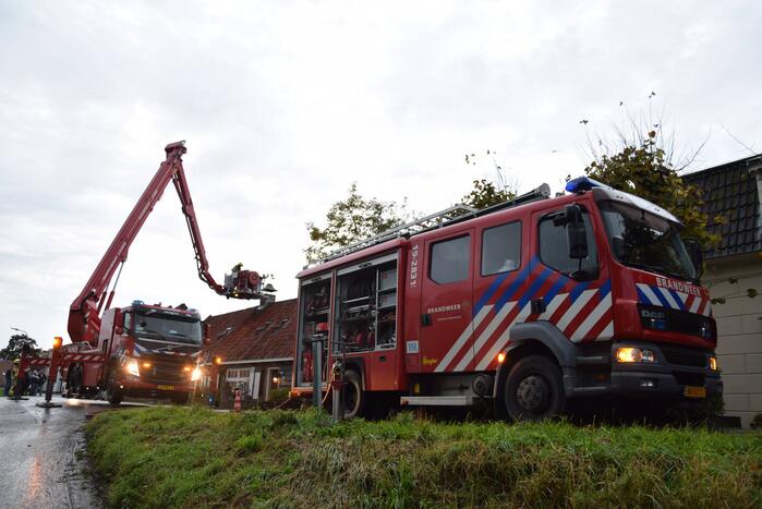 Brandweer blust schoorsteenbrand