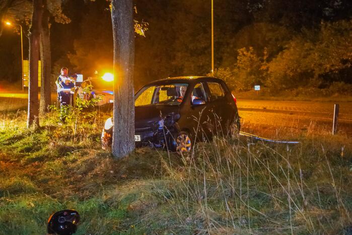 Auto crasht tegen boom