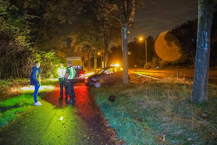 Auto crasht tegen boom
