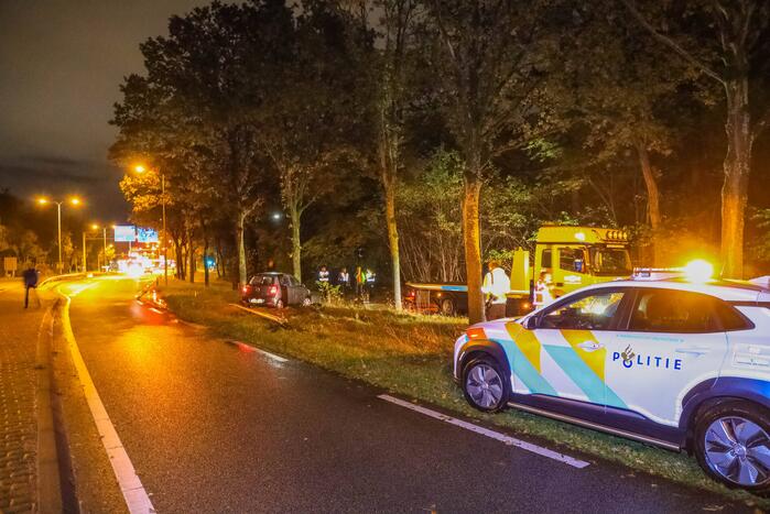 Auto crasht tegen boom