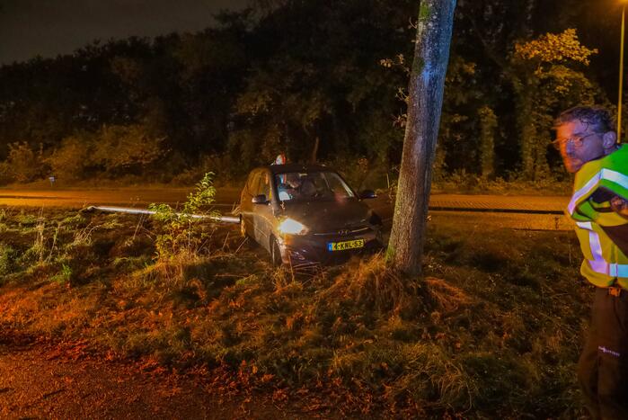 Auto crasht tegen boom