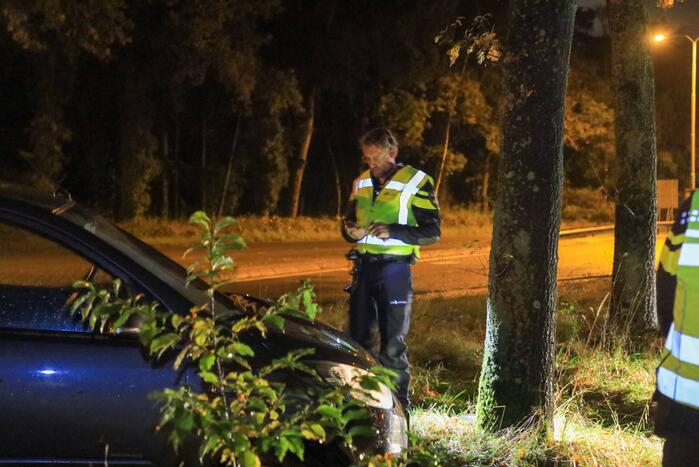 Auto crasht tegen boom