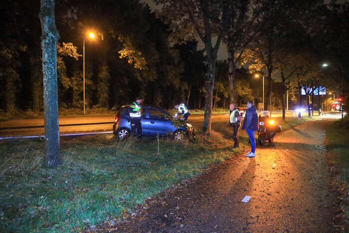 Auto crasht tegen boom