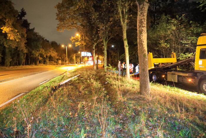 Auto crasht tegen boom