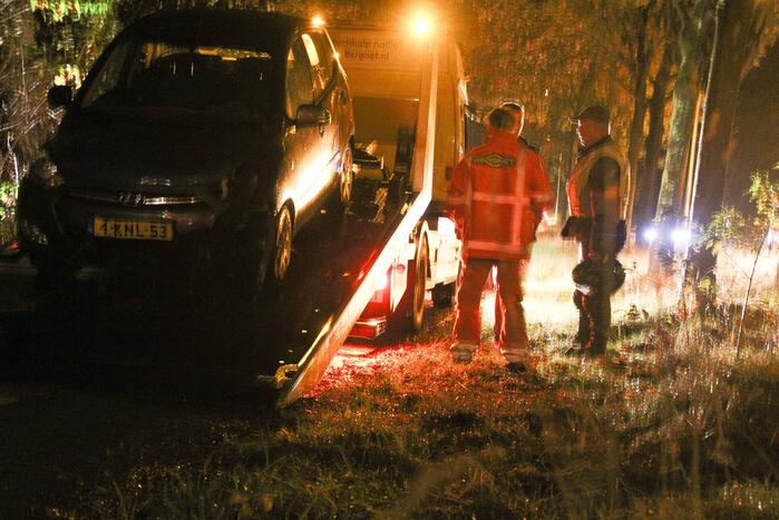 Auto crasht tegen boom