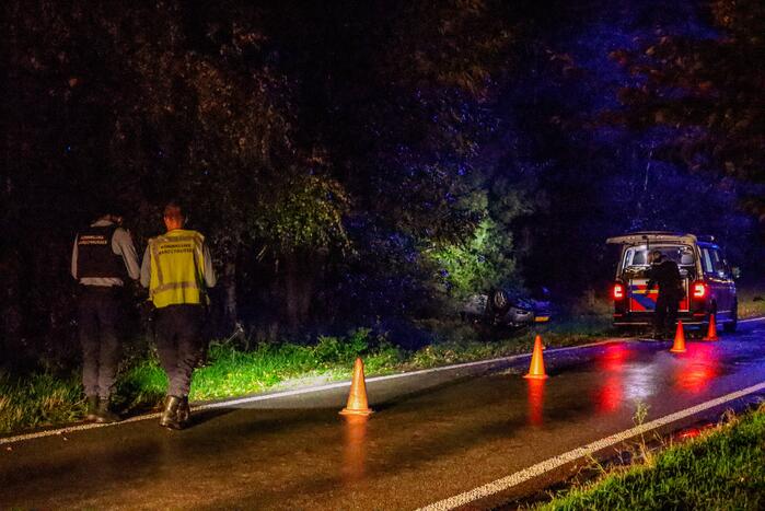Auto belandt op zijn kop in berm