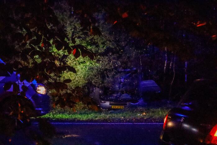 Auto belandt op zijn kop in berm