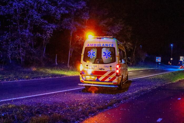 Auto belandt op zijn kop in berm