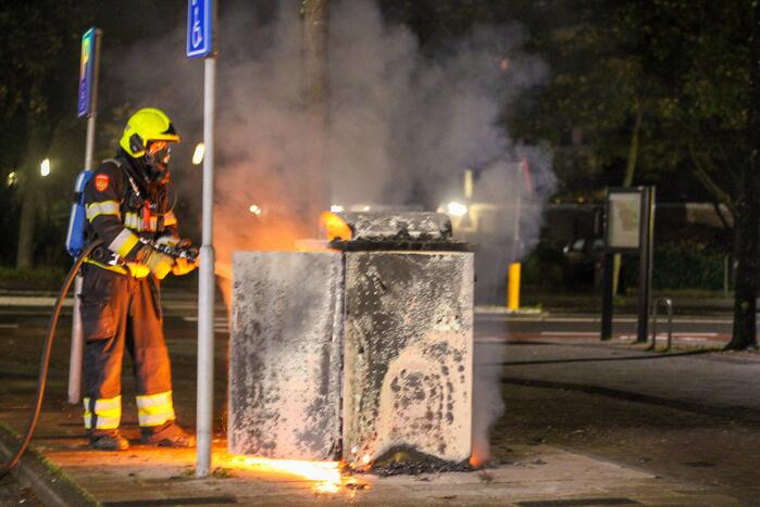 Vlammen slaan uit prullenbak