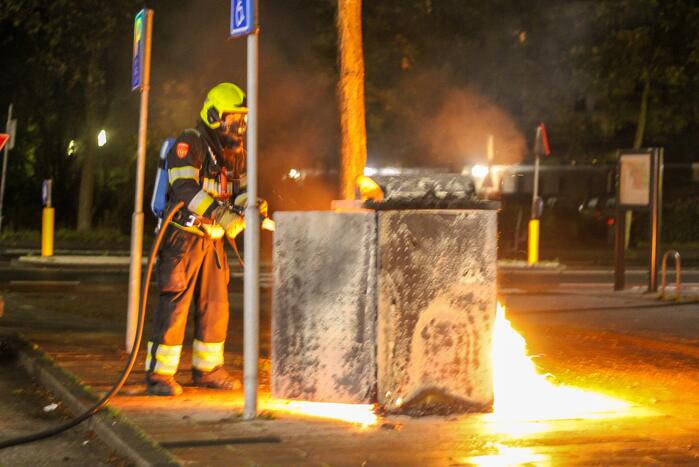 Vlammen slaan uit prullenbak