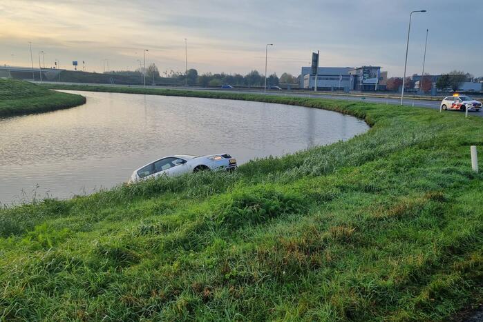 Bestuurder raakt in de slip en belandt te water
