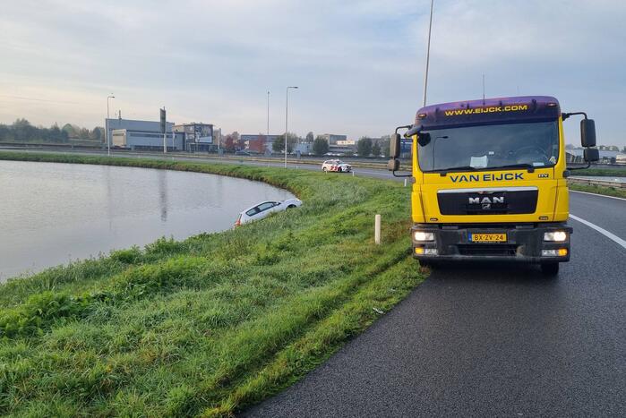 Bestuurder raakt in de slip en belandt te water