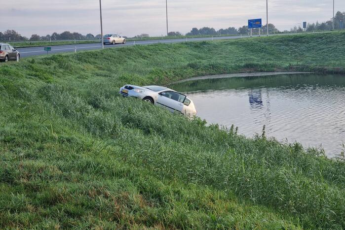 Bestuurder raakt in de slip en belandt te water