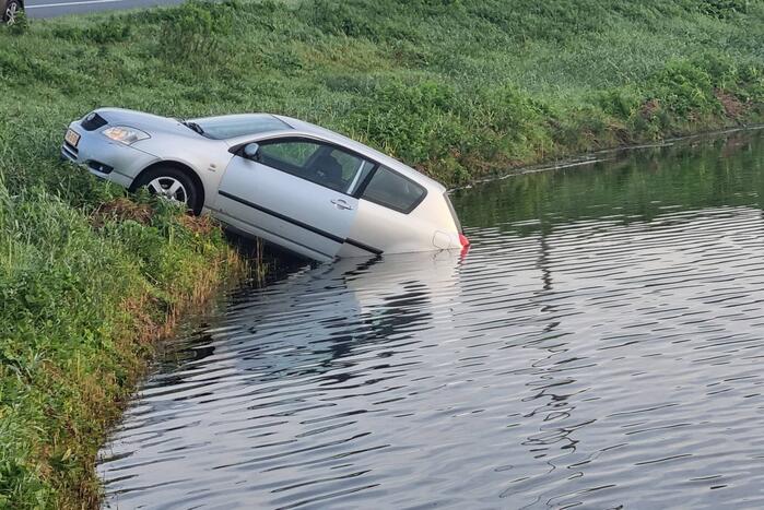 Bestuurder raakt in de slip en belandt te water