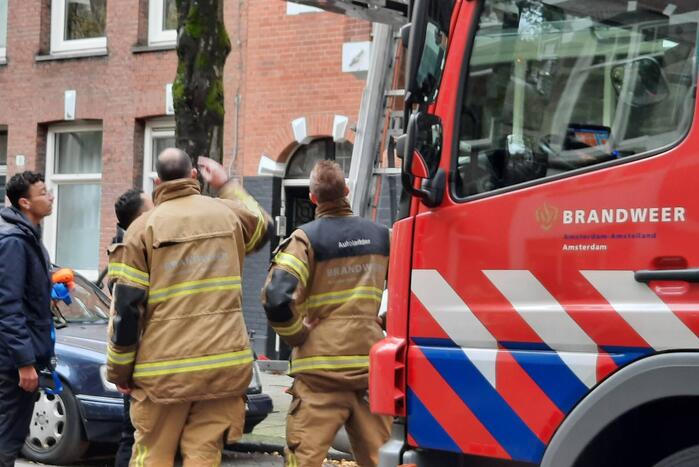 Verhuislift raakt vast in takken van boom