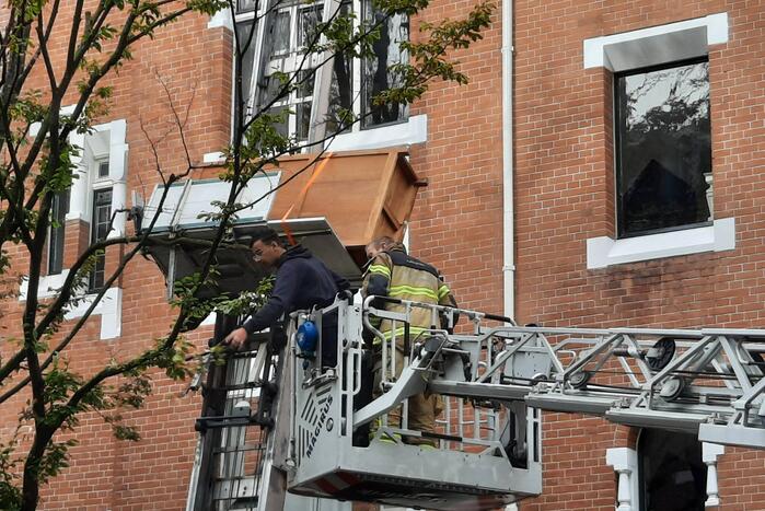 Verhuislift raakt vast in takken van boom