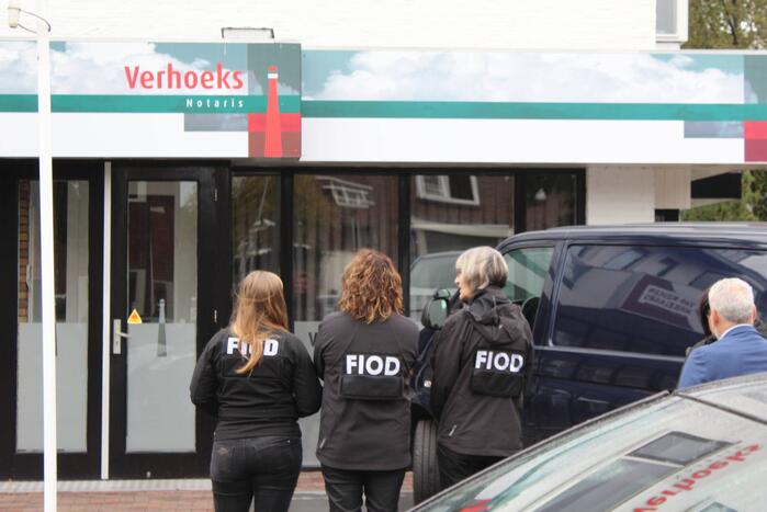 FIOD en politie vallen meerdere panden binnen