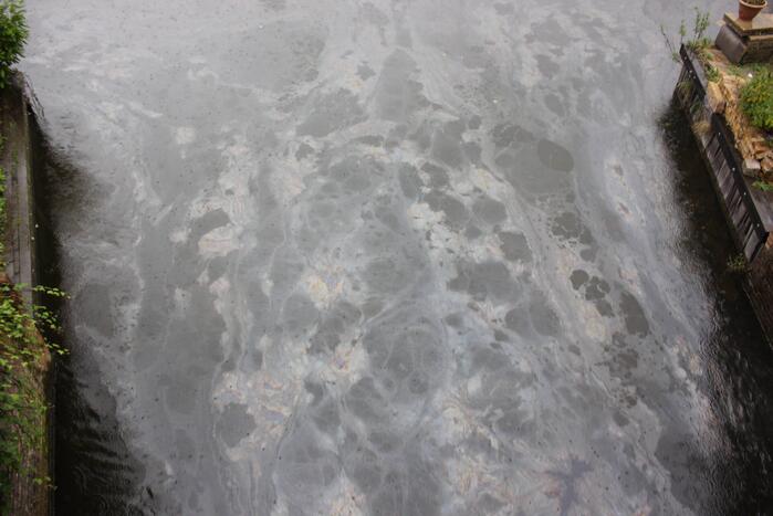 Flinke olielekkage in woonboot