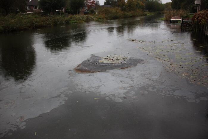 Flinke olielekkage in woonboot