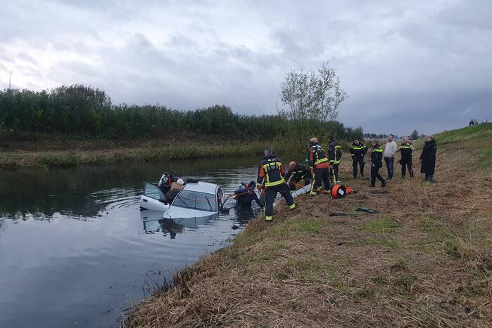 Auto raakt te water, twee inzittenden gered