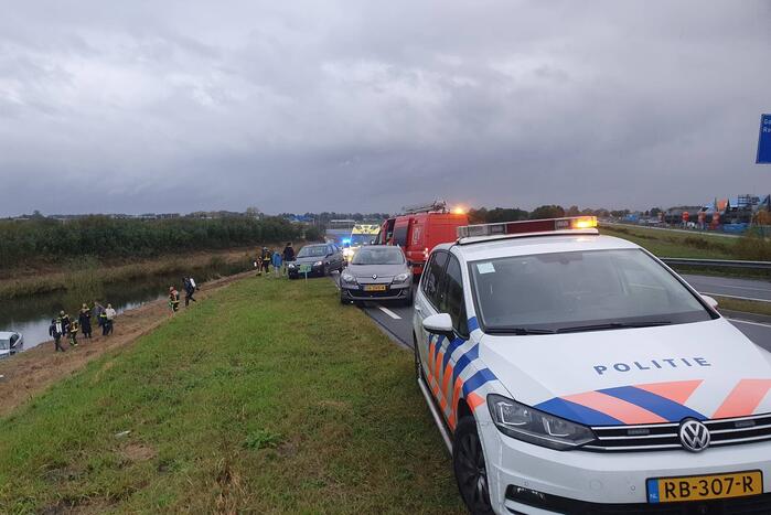 Auto raakt te water, twee inzittenden gered