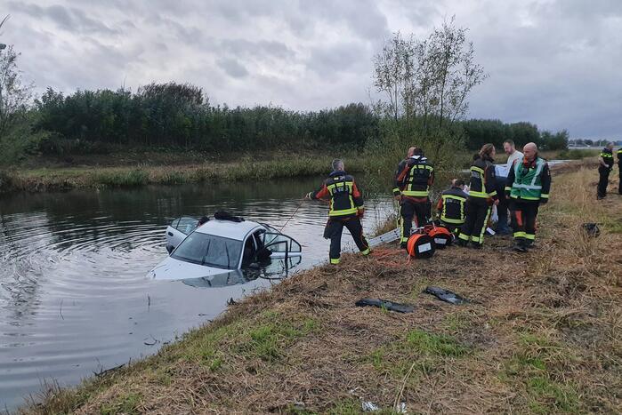 Auto raakt te water, twee inzittenden gered