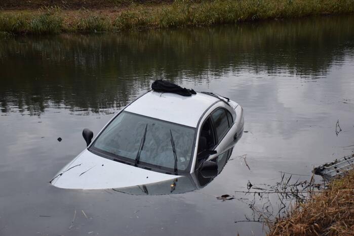 Auto raakt te water, twee inzittenden gered