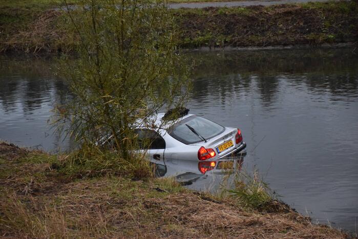 Auto raakt te water, twee inzittenden gered