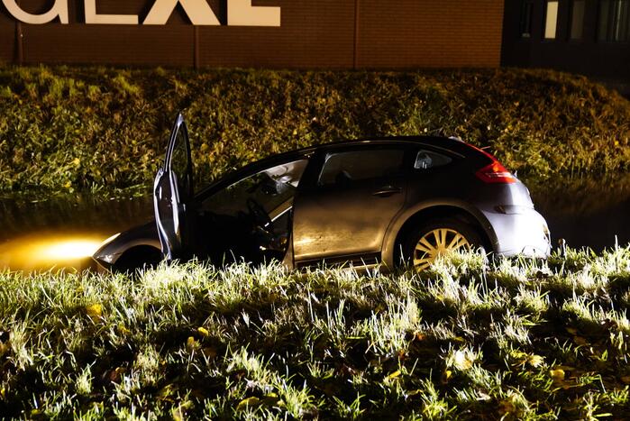 Personenauto belandt door glad wegdek in sloot