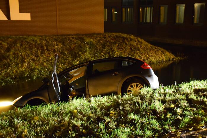 Personenauto belandt door glad wegdek in sloot