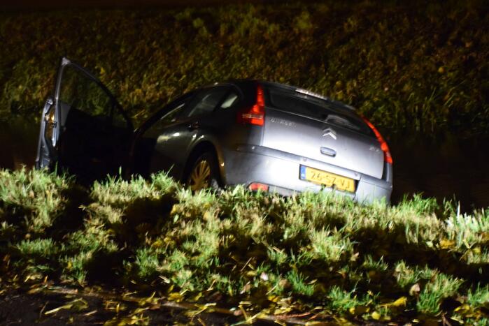 Personenauto belandt door glad wegdek in sloot